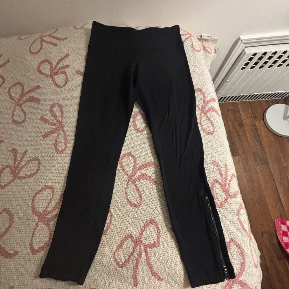 Black High-Waisted Leggings with Ruffle Detail